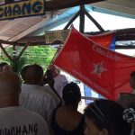 Recibe colectivo del Restaurante Wuchang la Bandera de Vanguardia Nacional