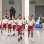 Continúa la producción y comercialización de uniformes para grados priorizados